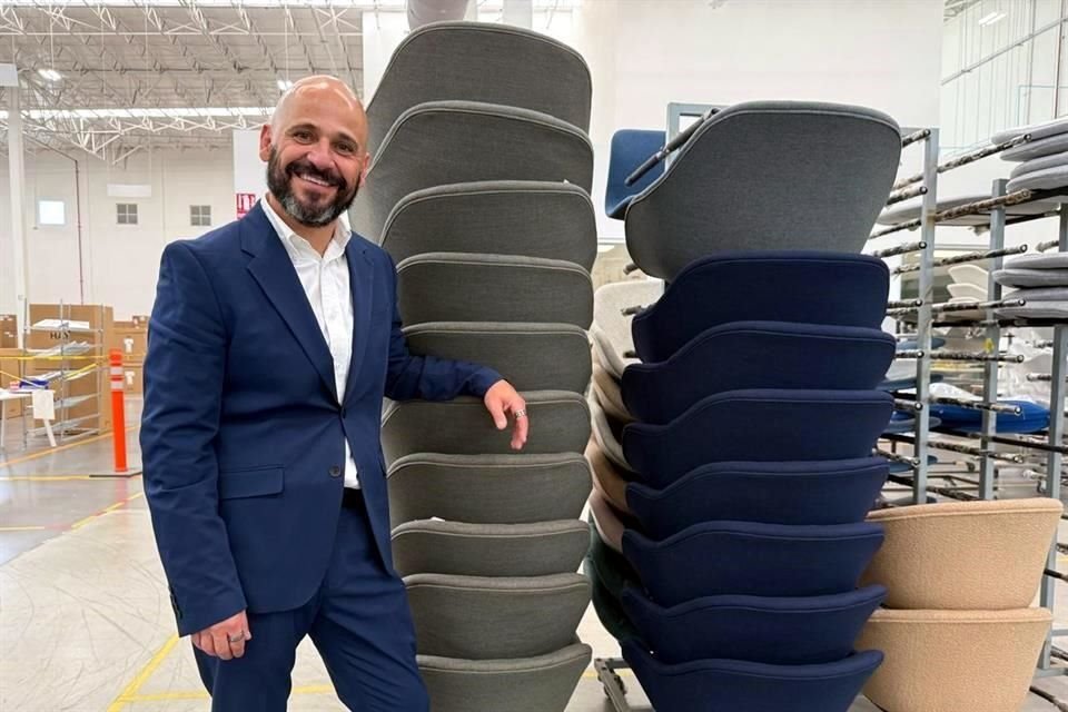 Pablo Espinosa, Vicepresidente para México y Latinoamérica de MillerKnoll, posa con algunos productos de los que ya elaboran en la planta de Apodaca.