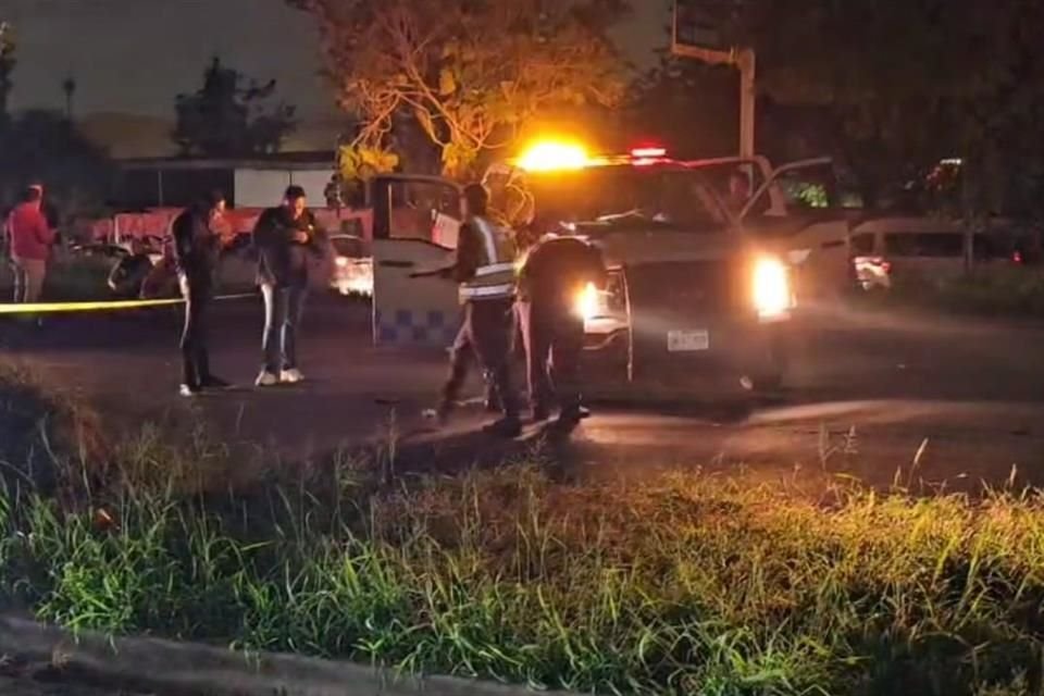 Elementos de la Policía Vial del Estado acudieron al punto para establecer el perímetro el cual cerró parcialmente la vialidad.