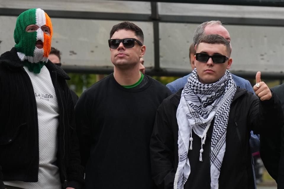 Un tribunal británico desestimó por error técnico un cargo de terrorismo contra Liam O'Hanna, cantante del grupo punk rap Kneecap.