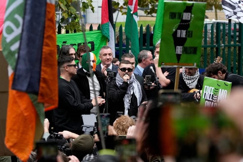 Los simpatizantes celebraron cuando el juez determinó que existía un error técnico en el caso y declaró al músico de 27 años 'libre para irse'.