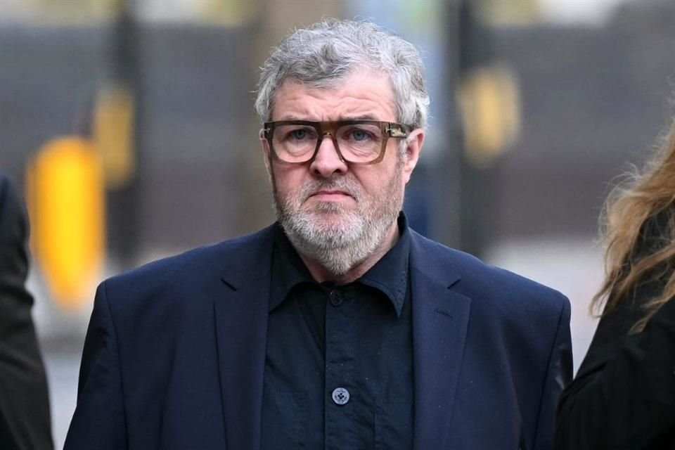 Paul Gallagher, hermano de Noel y Liam de Oasis, se declaró no culpable de violación y agresiones; su juicio iniciará en septiembre de 2027.