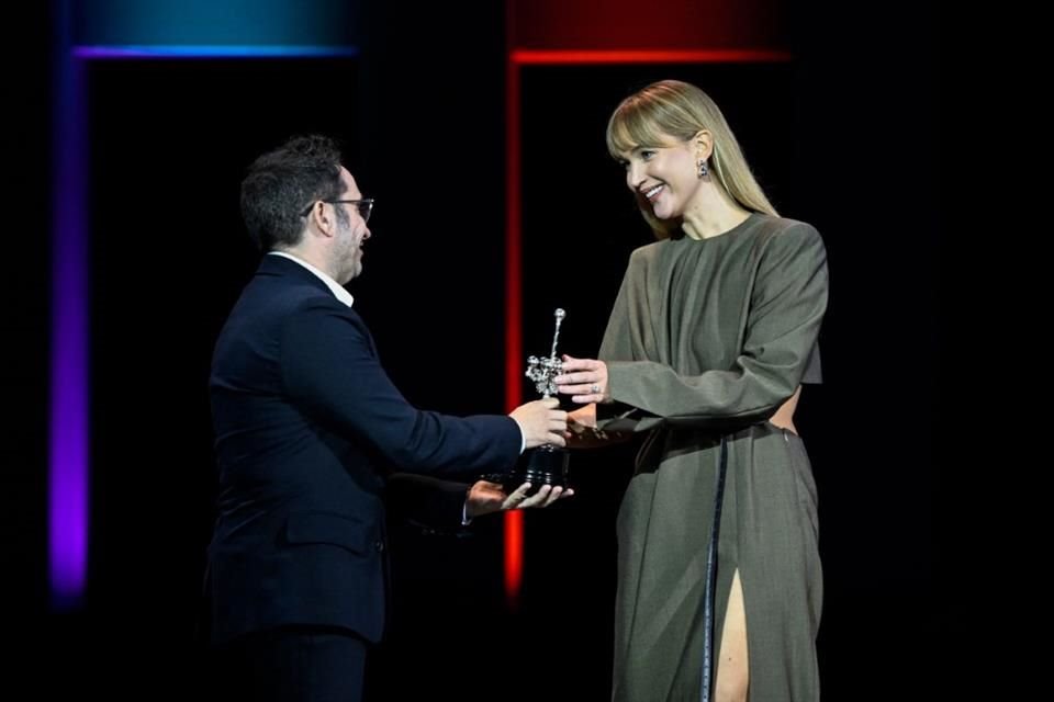 La actriz de 'Los Juegos del Hambre' y 'X-Men' recibió el premio en el auditorio del Kursaal de manos del director español Juan Antonio Bayona, presidente del jurado en esta edición.