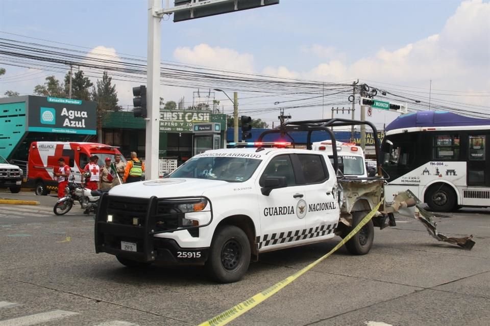 El percance ocurrió cerca de las 13:30 horas cuando el camión de transporte público quedó atravesado sobre los carriles de Washington.