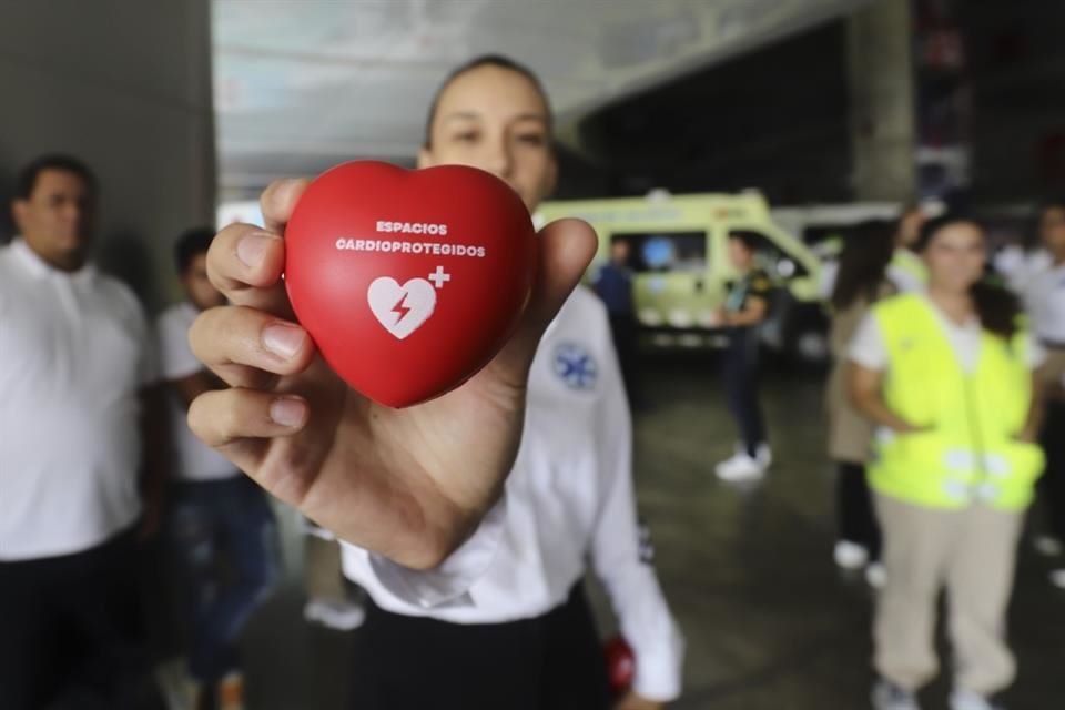 Presentan al Estadio AKRON como espacio cardioprotegido.