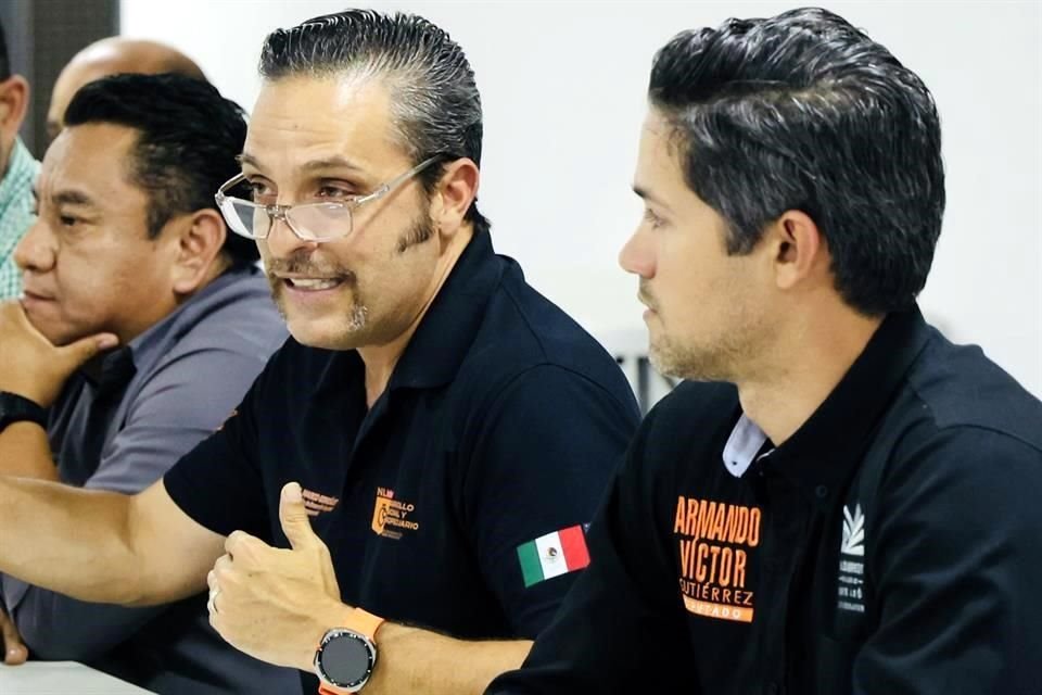 Marco Antonio González (centro), secretario de Desarrollo Regional y Agropecuario de Nuevo León.