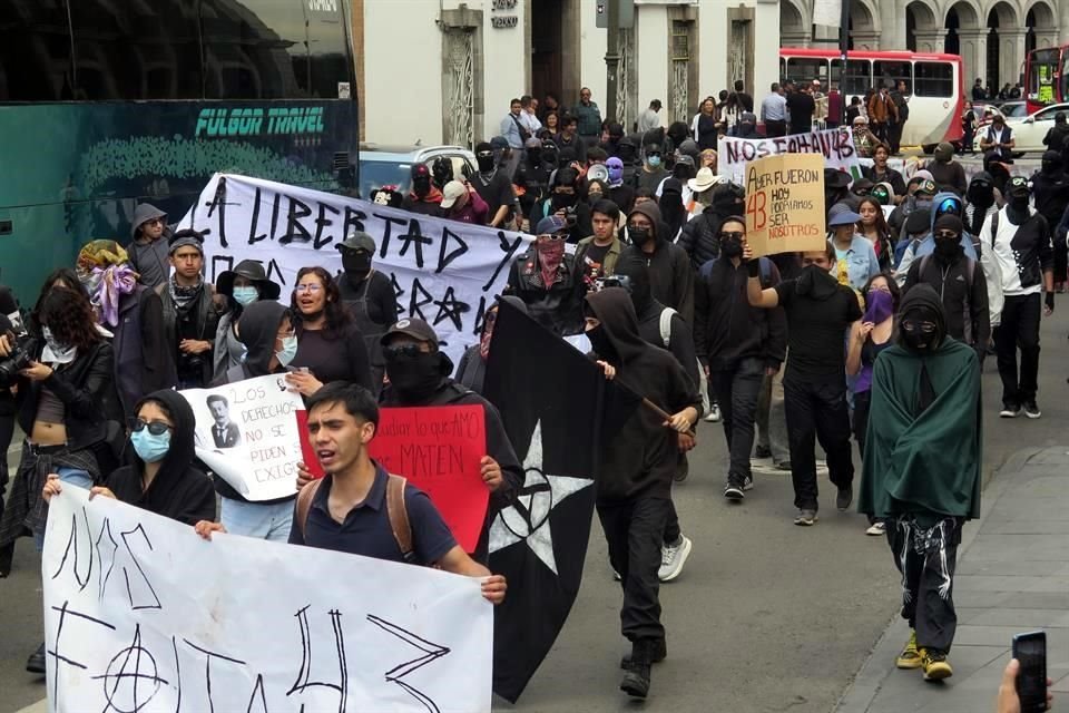 La marcha fue acompañada por elementos de la Policía Municipal y de la Secretaría de Seguridad Estatal, sin que se registraran altercados.