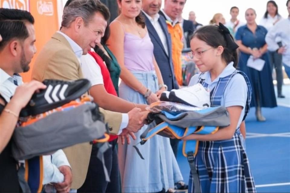 El programa 'Listo Jalisco' otorga mochilas, útiles uniformes a las y los estudiantes.