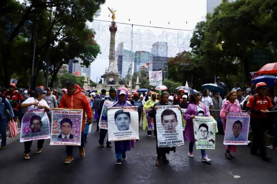 Familiares de los 43 normalistas de Ayotzinapa salieron del Ángel de la Independencia, con dirección al Zócalo capitalino.