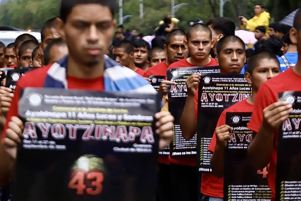 Entre los asistentes también se encuentran algunos de los secretarios generales de las secciones de Zacatecas, Ciudad de México y Oaxaca de la CNTE, en respaldo a la movilización estudiantil.