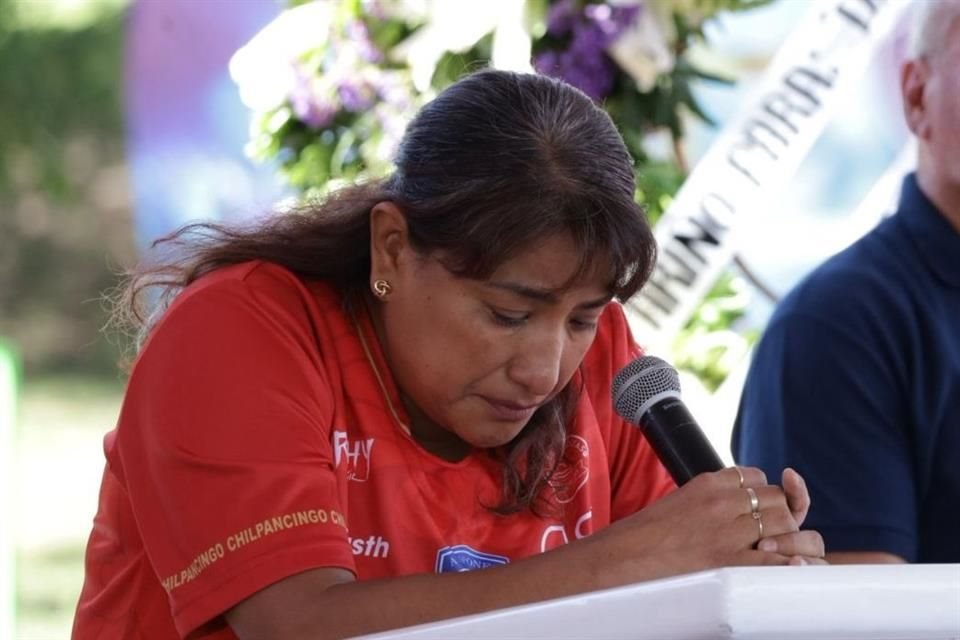 La señora Bertha Evangelista exigió que las autoridades resuelvan tanto su caso como el de los 43 normalistas de Ayotzinapa, quienes desaparecieron la misma noche en que David 'Zurdito' fue asesinado.