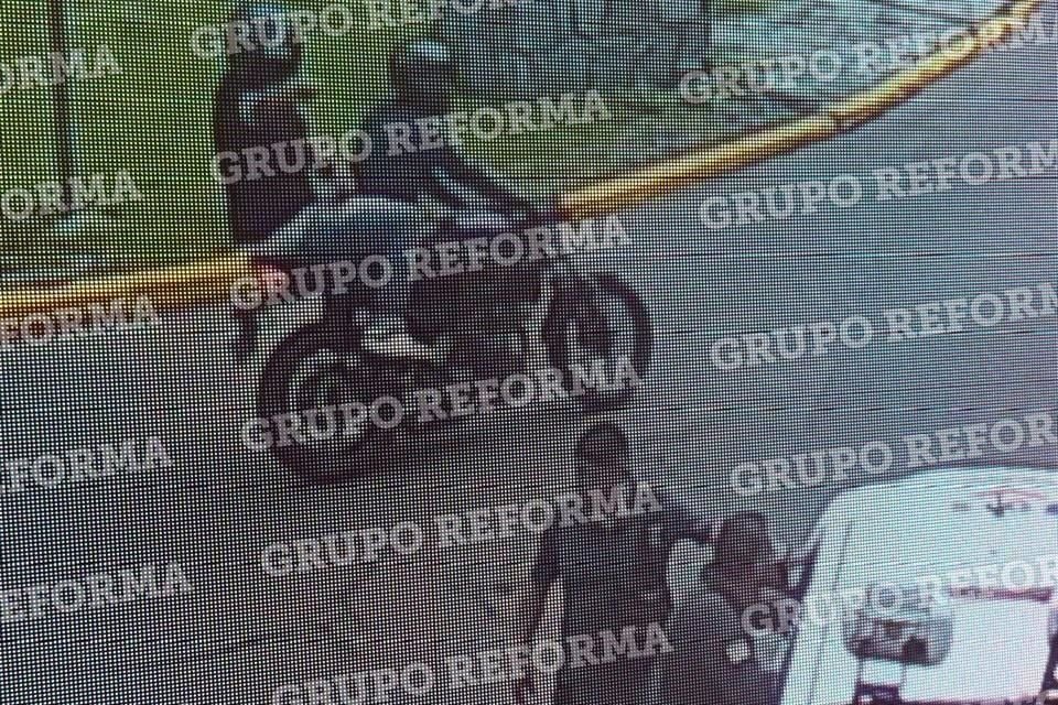 Un operativo en la UNAM culminó con el arresto de 2 sujetos que simularon portar una pistola para amenazar al personal de vigilancia. Los individuos fueron asegurados con droga.
