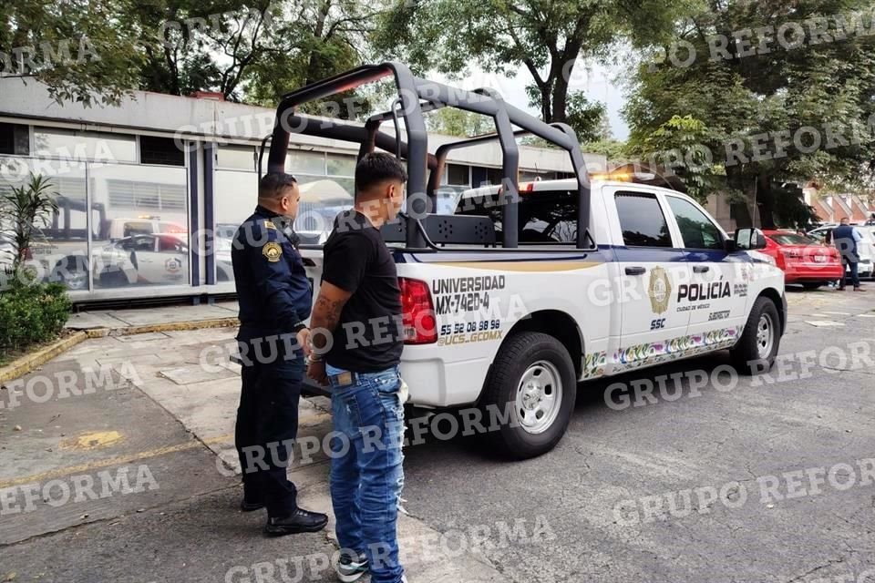 Un operativo en la UNAM culminó con la detención de dos sujetos que simularon portar una pistola para amenazar al personal de vigilancia. Los individuos fueron asegurados con droga.