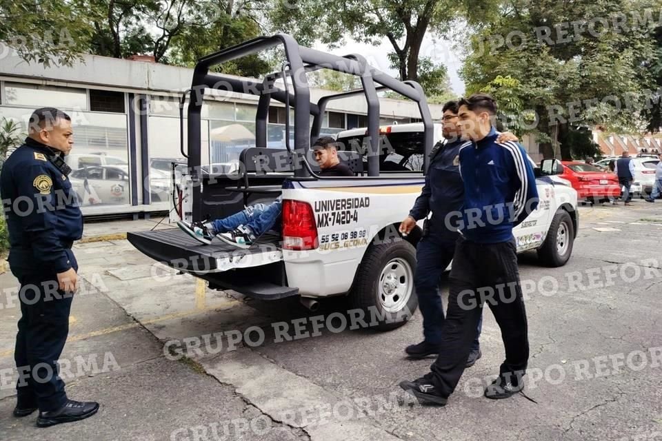 Un operativo en la UNAM culminó con la detención de dos sujetos que simularon portar una pistola para amenazar al personal de vigilancia. Los individuos fueron asegurados con droga.