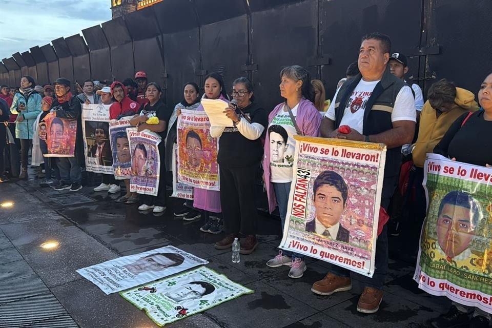 En marcha por los 11 años de la desaparición de los 43 de Ayotzinapa, padres de los normalistas exigieron a la CSP no encubrir a marino.