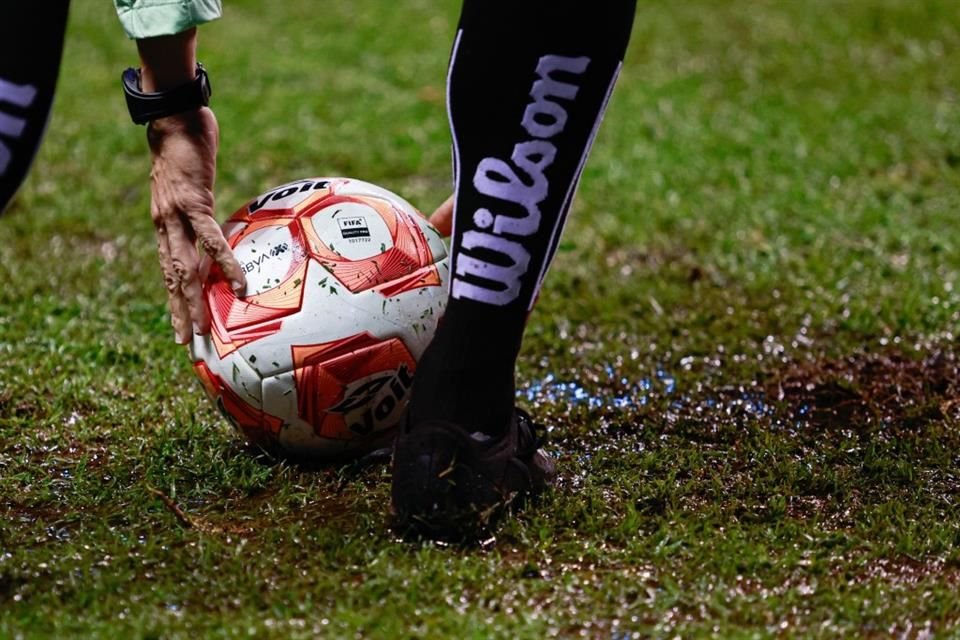 Había partes de la cancha muy afectadas por la lluvia.