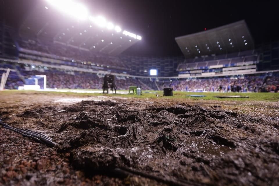 Tras la tormenta, la cancha del Estadio Cuauhtémoc no quedó en condiciones para el juego.