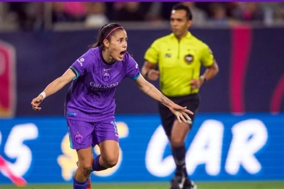 Lizbeth Ovalle festeja su primer gol.