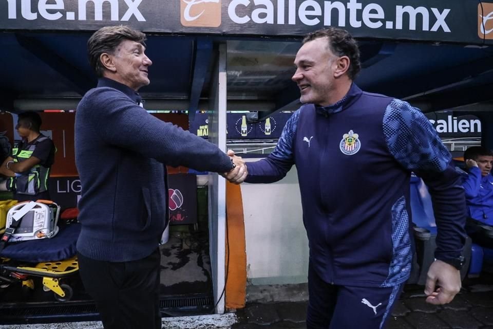 Técnicos y paisanos: Los argentinos Hernán Cristante y Gabriel Milito se saludaron antes del partido.