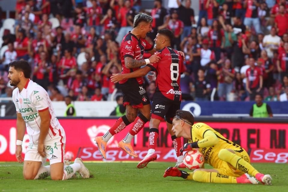 Mateo García (der.) y Diego González marcaron en el Jalisco.