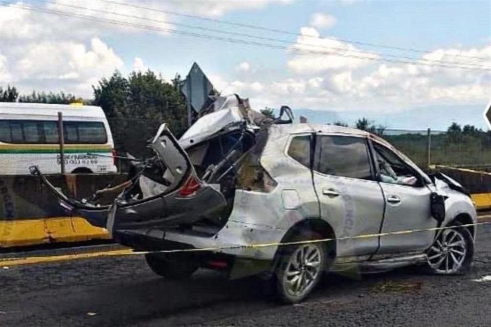 Dos personas perdieron la vida y una resultó lesionada tras un aparatoso accidente en el kilómetro 38 de la autopista Guadalajara-Puerto Vallarta, a la altura de Tequila.