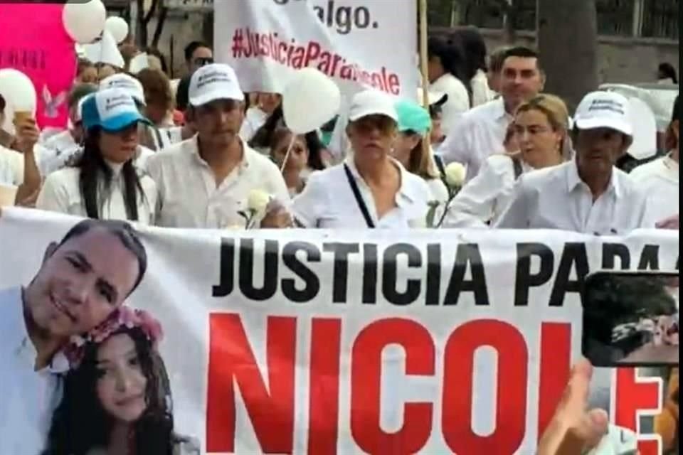 A la cabeza de la marcha estaba Carlos Saíd Arellano, padre de la menor que murió durante una operación estética.