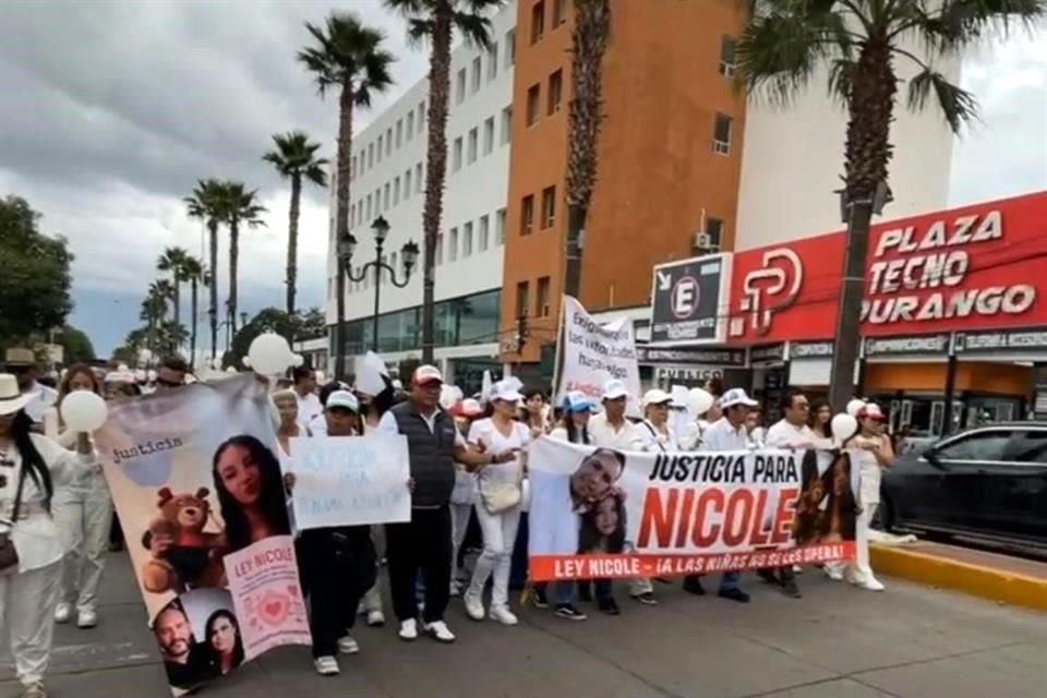 Cientos de personas acudieron a la convocatoria, con velas, globos y pancartas.