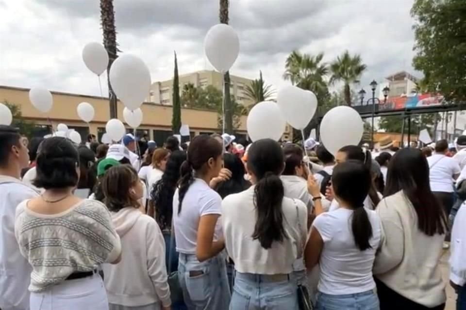 Entre las peticiones está el aprobar la 'Ley Nicole',que busca prohibir las cirugías estéticas no reconstructivas para menores de edad.