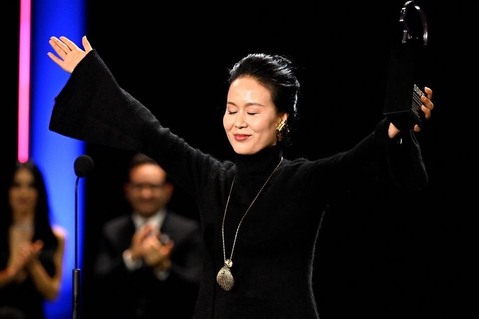 La actriz china Zhao Xiaohong fue galardonada con la Concha de Plata a la mejor interpretación principal por su papel en 'Jianyu Laide Mama'.
