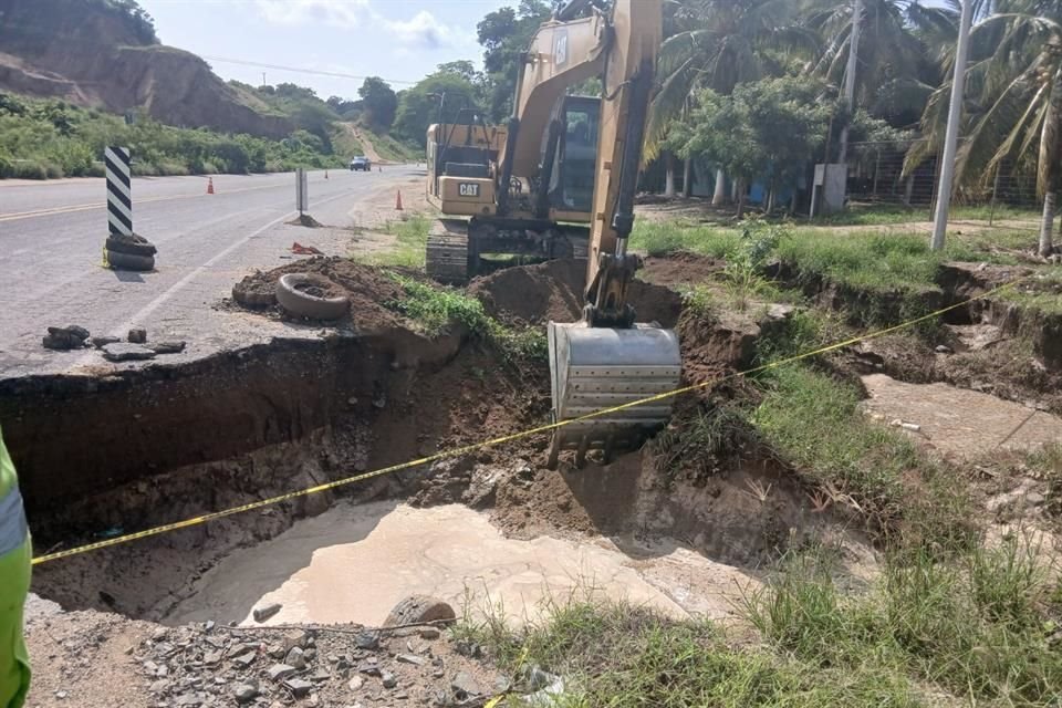 La SICT en Jalisco inició los trabajos de reparación de un socavación en el kilómetro 51+800 de la Carretera Federal 200 Manzanillo-Barra de Navidad.