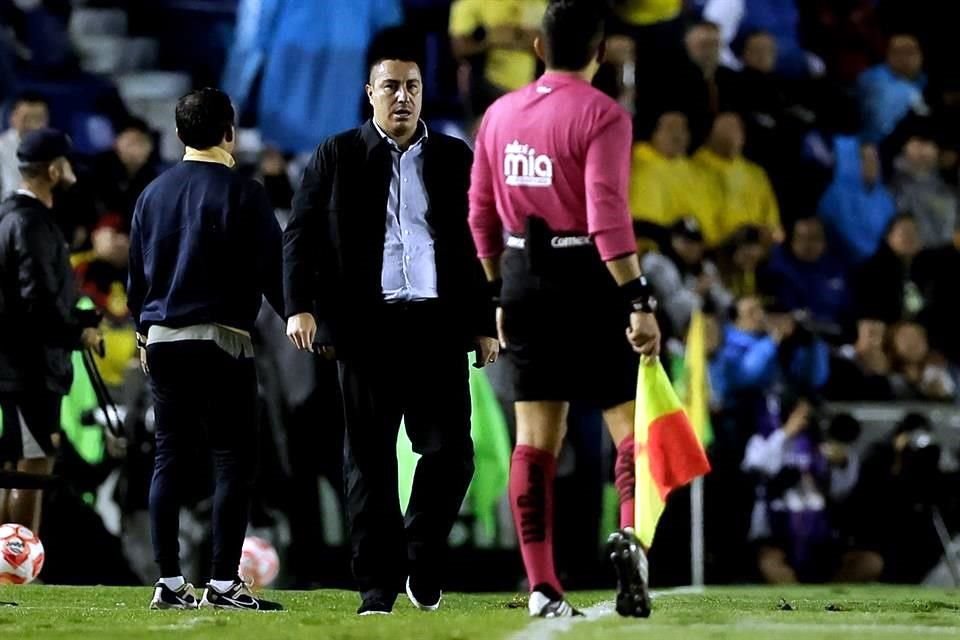 El DT Efraín Juárez se fue expulsado.