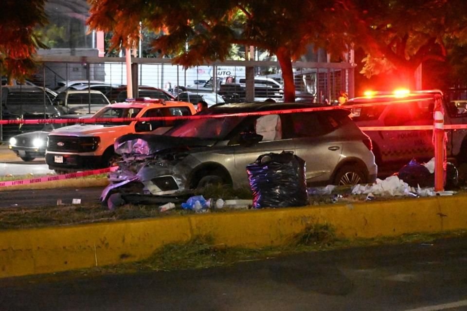 Sobre el pavimento se encontraba el joven lesionado, mientras una mujer arrodillada junto a él trataba de auxiliarlo.