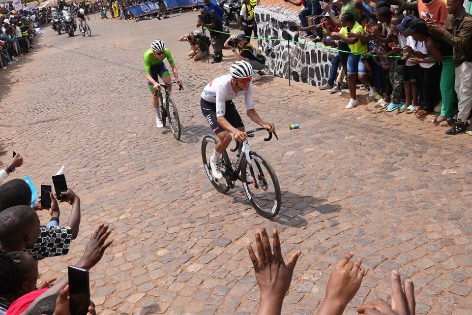 El mexicano Isaac del Toro hizo historia al finalizar séptimo en el Campeonato Mundial de Ciclismo de Ruta de Kigali en Ruanda.