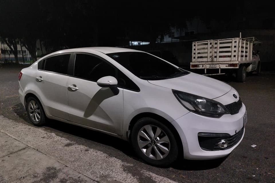 El sujeto quiso robar un vehículo Kia Río en color blanco y sus pertenencias.