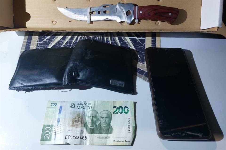 Tras detenerlo, los uniformados le aseguraron una cartera con credenciales y alrededor de 200 pesos, un teléfono con valor aproximado de 2 mil pesos, una navaja y el automóvil.