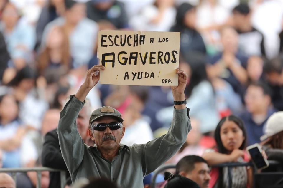 Manifestantes aprovecharon la visita de Claudia Sheinbaum para pedirle atender sus necesidades.