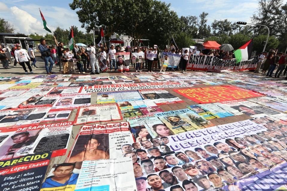 Colectivos de buscadores aprovecharon para manifestarse, en la Plaza Bicentenario, por sus desaparecidos.