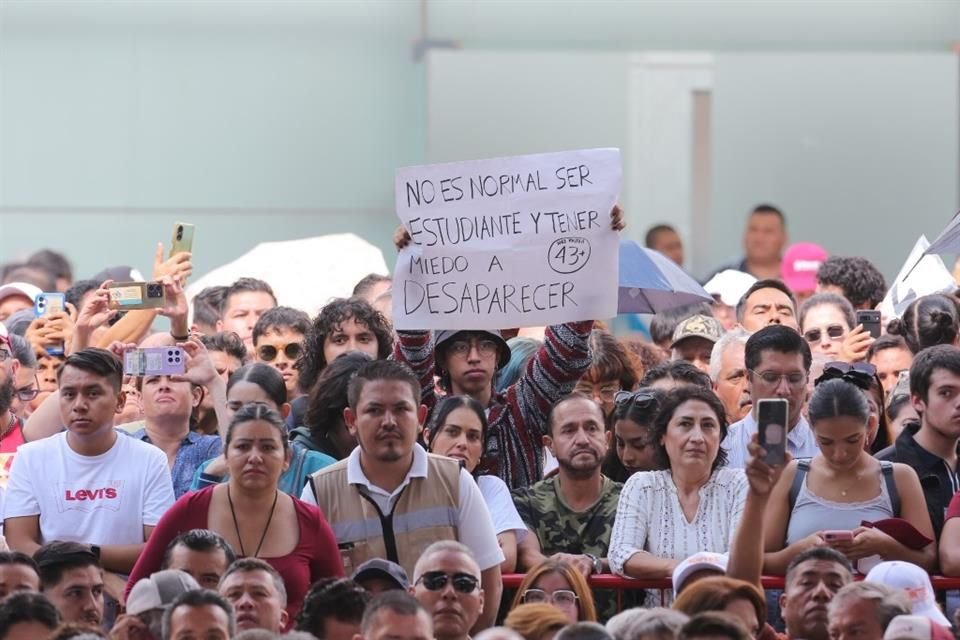 Estudiantes de la UdeG asistieron al Informe de Sheinbaum para manifestarse.