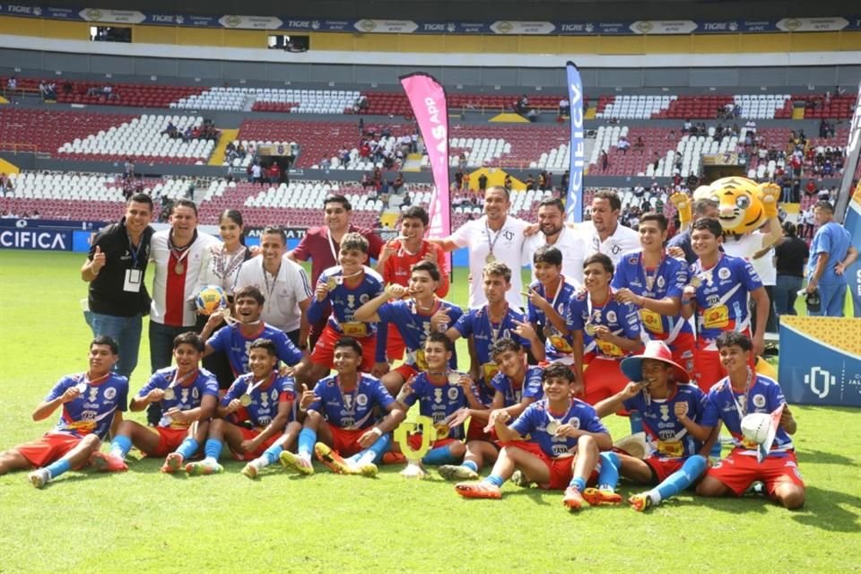 El equipo de Cihuatlán posa contento con su copa.