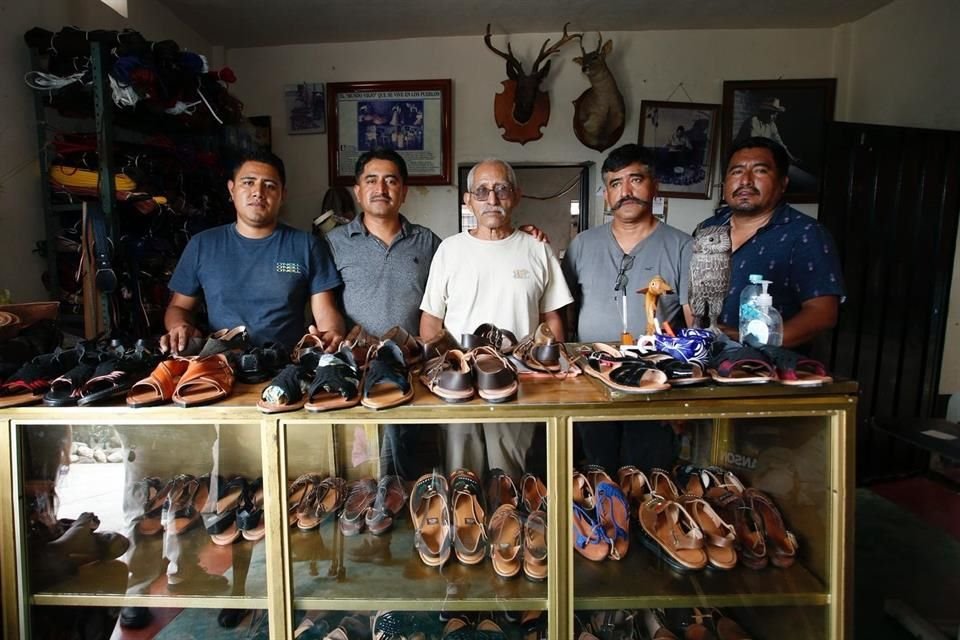 Artesanos de la huarachera Aquino, en Villa Hidalgo Yalalag, Oaxaca, mostraron su desacuerdo por la manera en la que Adidas se ha apropiado del diseño de los huaraches que producen.