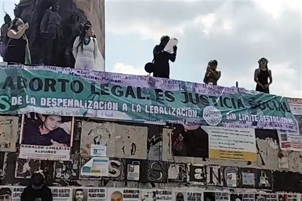 El Frente Feminista de Jalisco convocó a una marcha a las 10:30 horas, que partió de la Glorieta de la Minerva rumbo a la Glorieta de las y los Desaparecidos en Avenida Chapultepec.