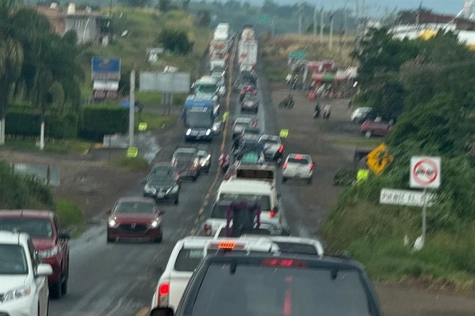 El transporte de mercancías entre Guadalajara y Tepatitlán, en Los Altos de Jalisco, se ha vuelto tardado, más costoso y hasta peligroso.