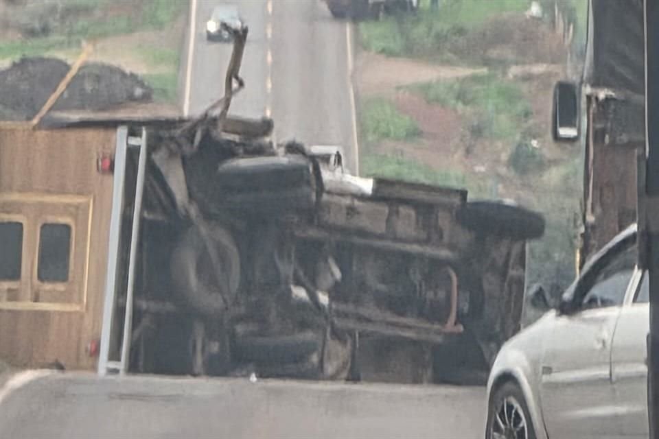 Hace días, la volcadura de un camión causó el cierre total de la autopista Tepatitlan-GDL por más de 10 horas.