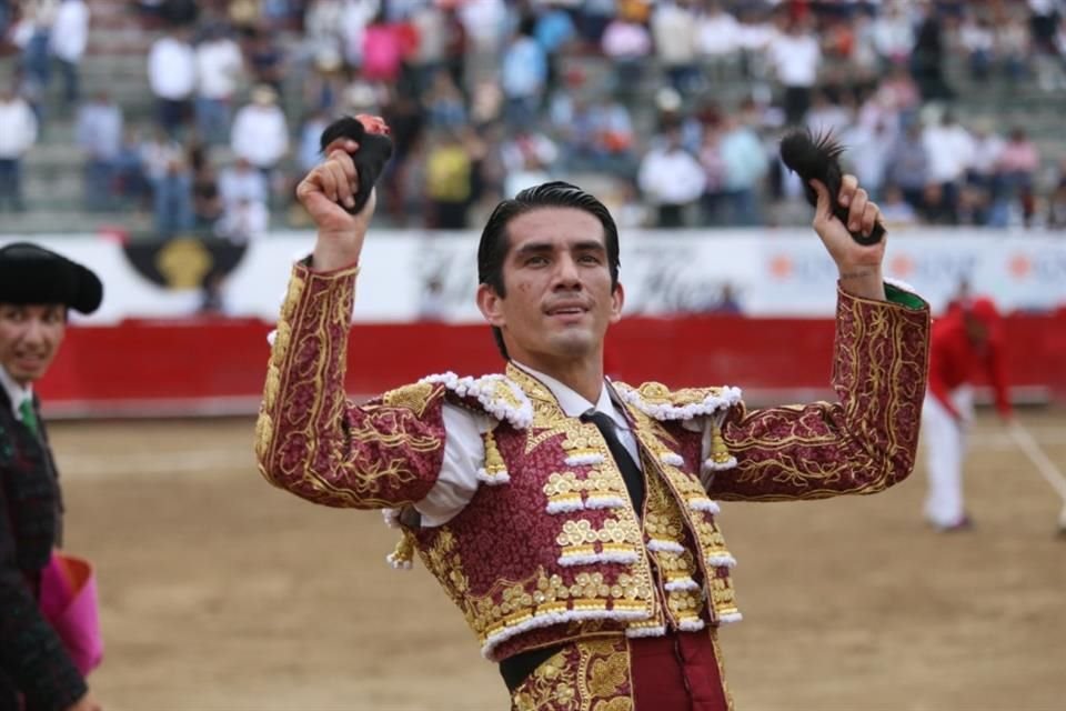 Ernesto Javier 'Calita' abrió la Puerta Grande con cuatro orejas y un rabo.
