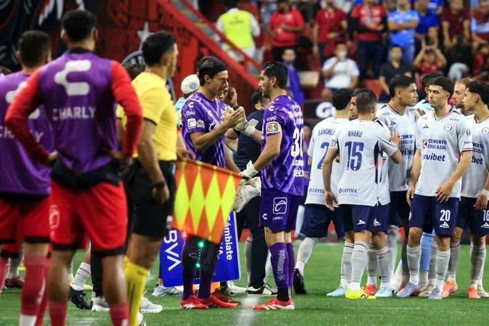 Jesús Corona fue titular y salió al minuto 12, en lo que fue su retiro del futbol profesional.