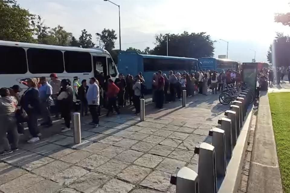 Antes de las 7:00 horas se observaron camiones con asistentes para el evento de la Presidenta, que inició a las 10:30 horas.