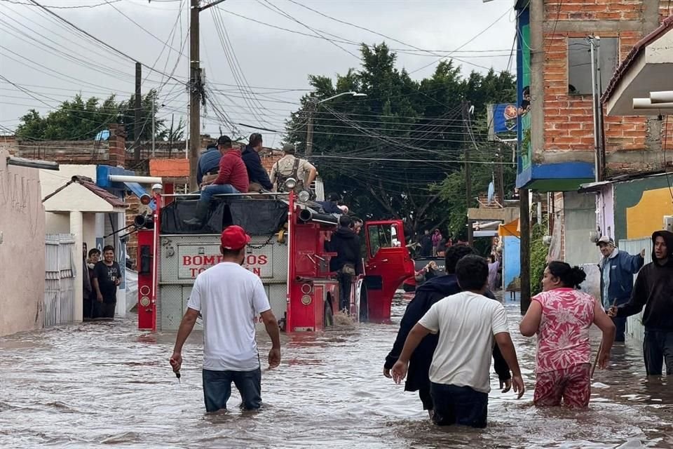 De acuerdo con Protección Civil de Jalisco, en Tototlán se desbordó el río Tajo causando inundación de viviendas y vehículos arrastrados por la corriente.
