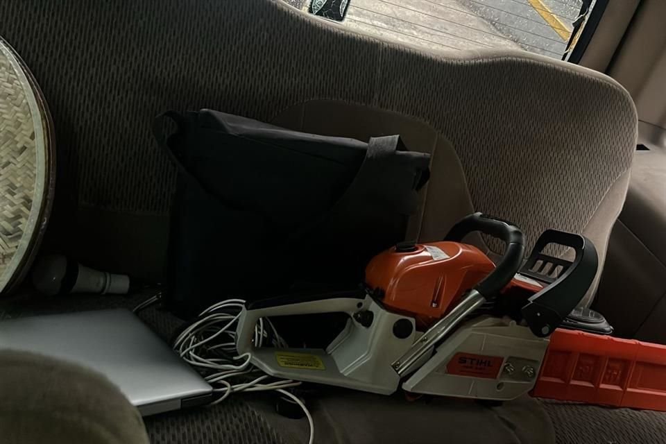 En el exterior se encontró una camioneta Ford Expedition verde en cuyo interior había una bocina, una laptop, un reflector y dos cortadoras de jardinería.
