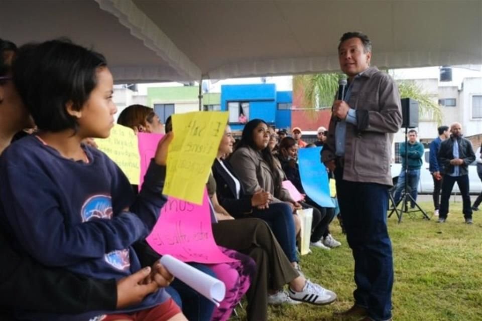 Pablo Lemus, durante su recorrido por colonias afectadas por las lluvias en El Salto.