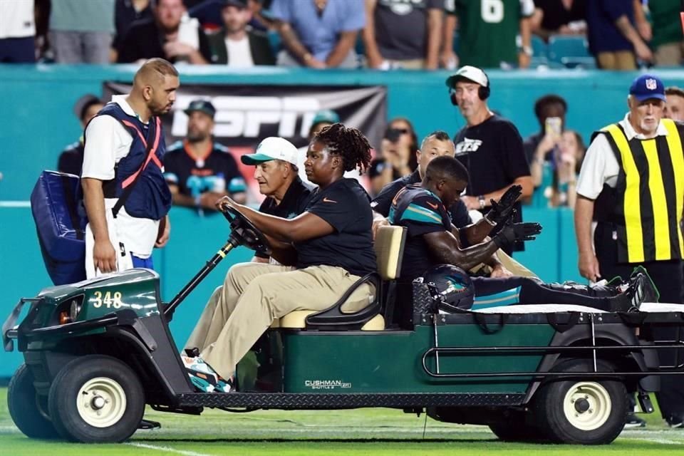 Tyreek Hill fue retirado en el carrito de las asistencias médicas.