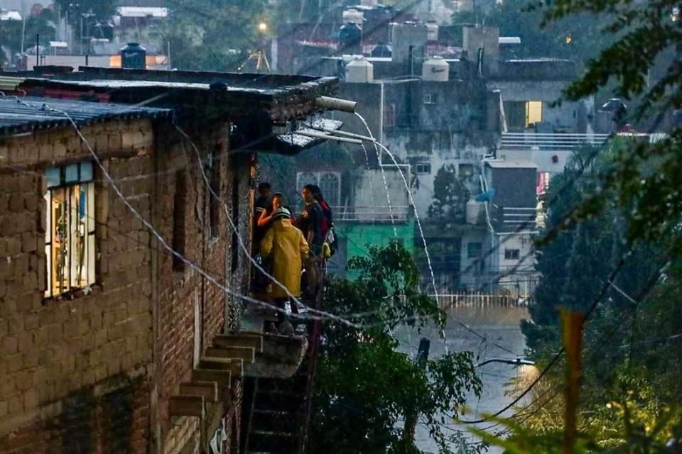 Autoridades de Protección Civil reportaron que los niveles de agua alcanzaron los cinco metros de profundidad.